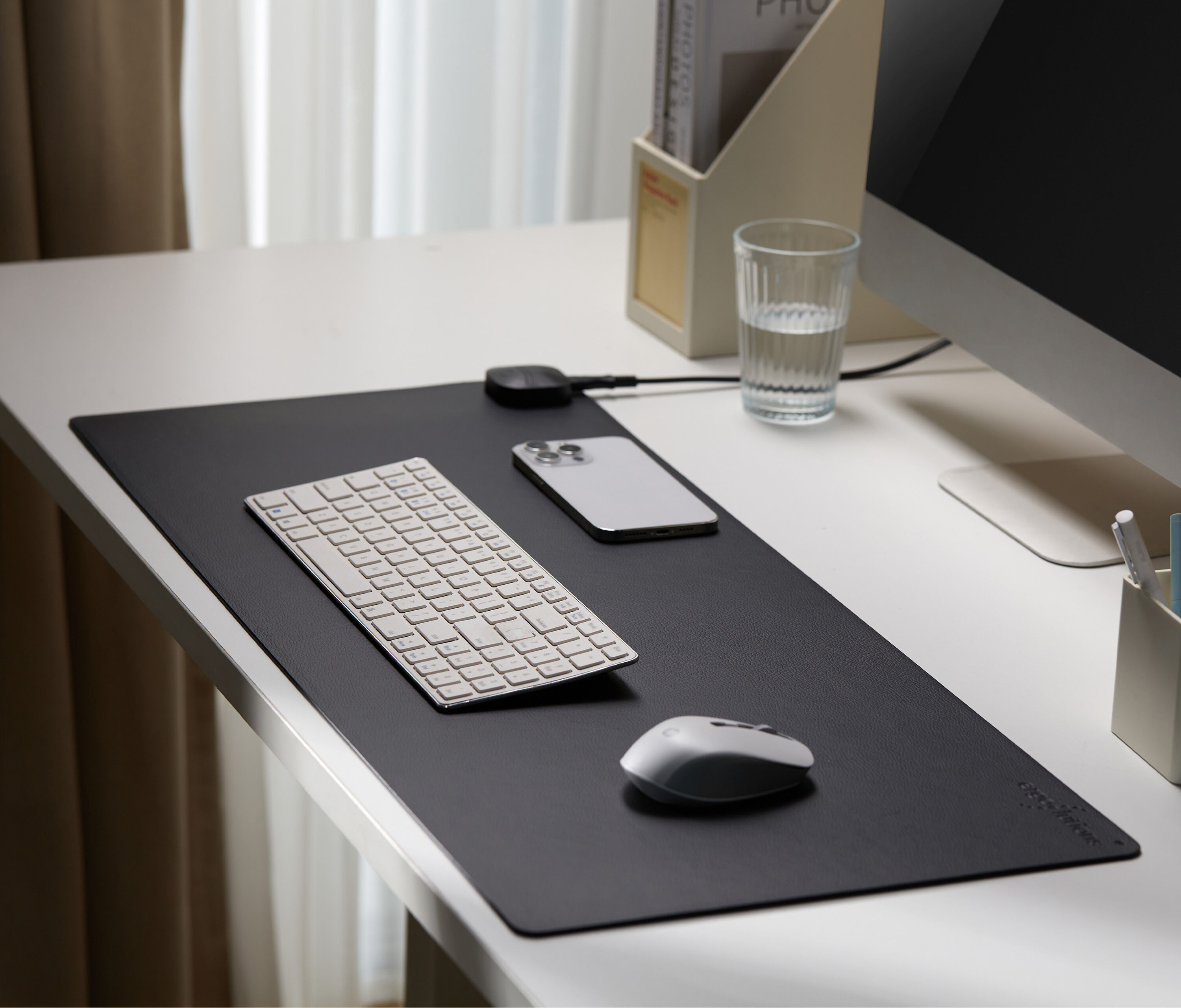 PRIMUS Rechthoekig bureau, frame zwart, tafelblad 1200 x 700 x 19 mm wit + Verwarmbaar bureaukussen